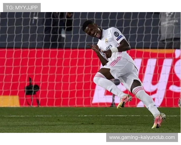 维尼修斯底线回扣动作一气呵成，皇马创造绝佳射门点